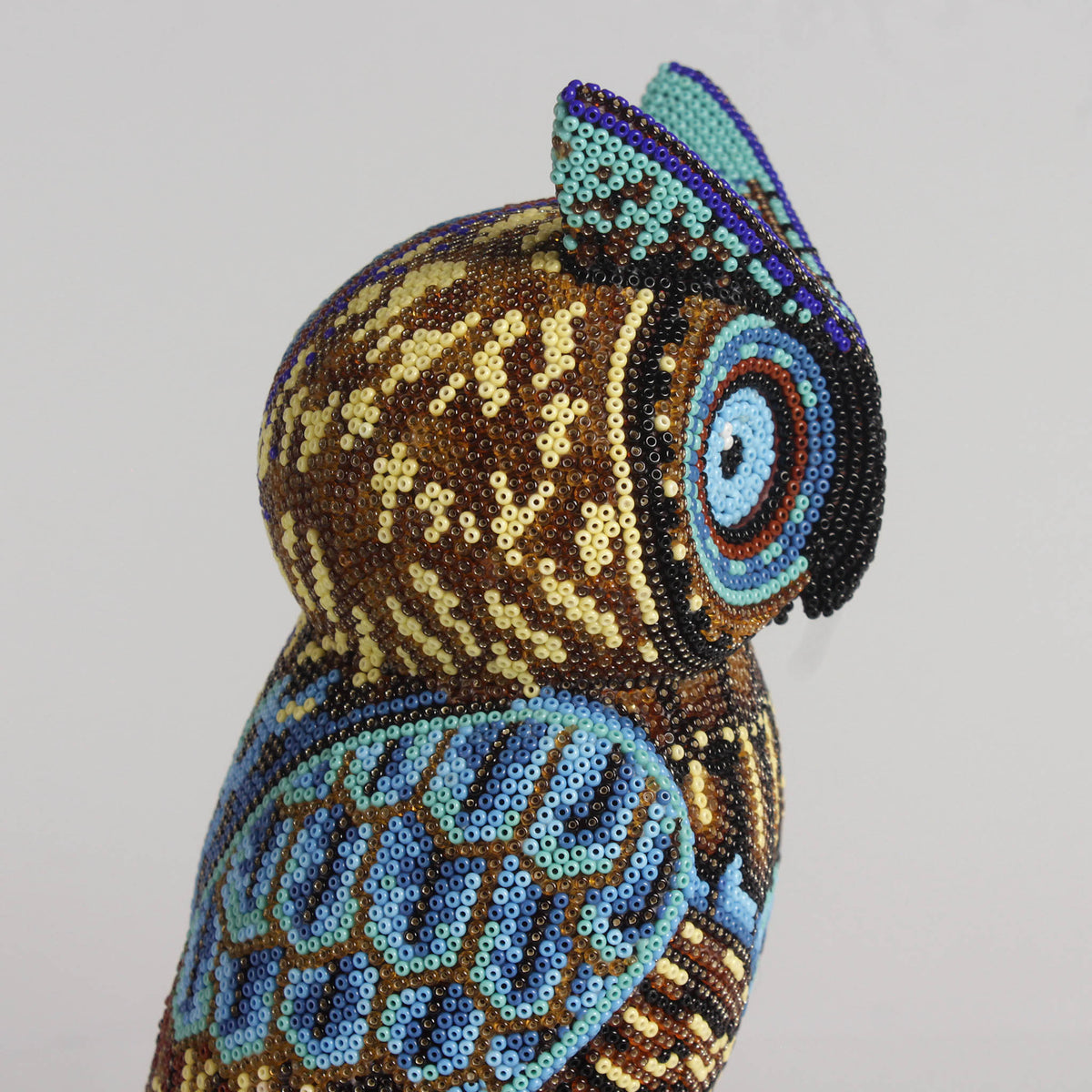 Escultura de Búho con Chaquira 25 cm – Ámbar y Azul Celeste