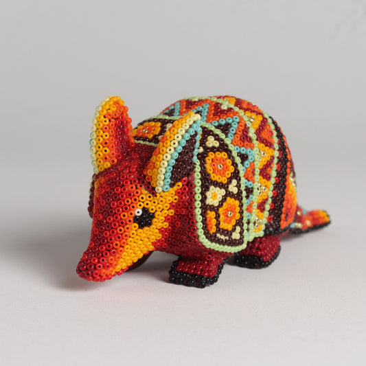 Escultura de Armadillo 8 cm – Rojo y Amarillo