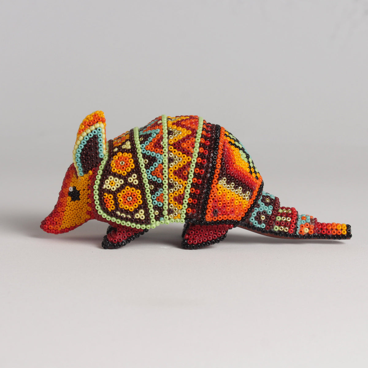 Escultura de Armadillo 8 cm – Rojo y Amarillo