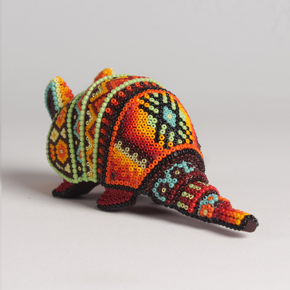 Escultura de Armadillo 8 cm – Rojo y Amarillo
