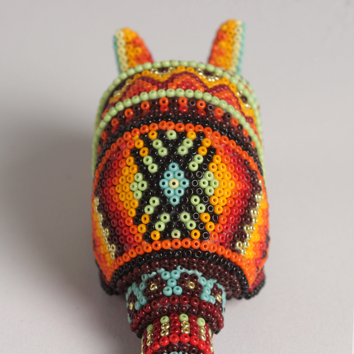 Escultura de Armadillo 8 cm – Rojo y Amarillo