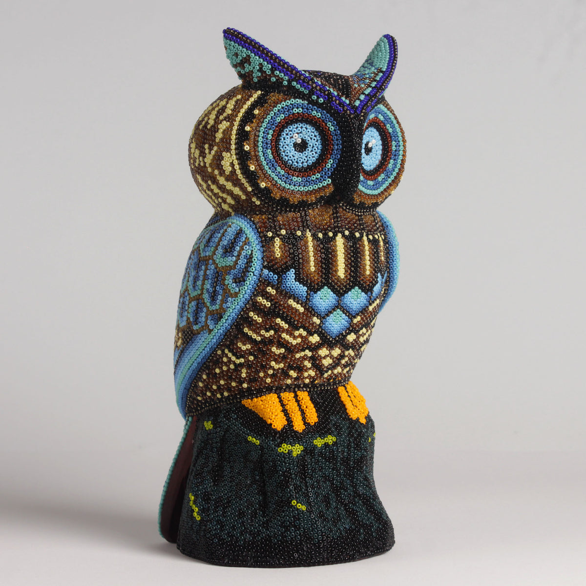 Escultura de Búho con Chaquira 25 cm – Ámbar y Azul Celeste