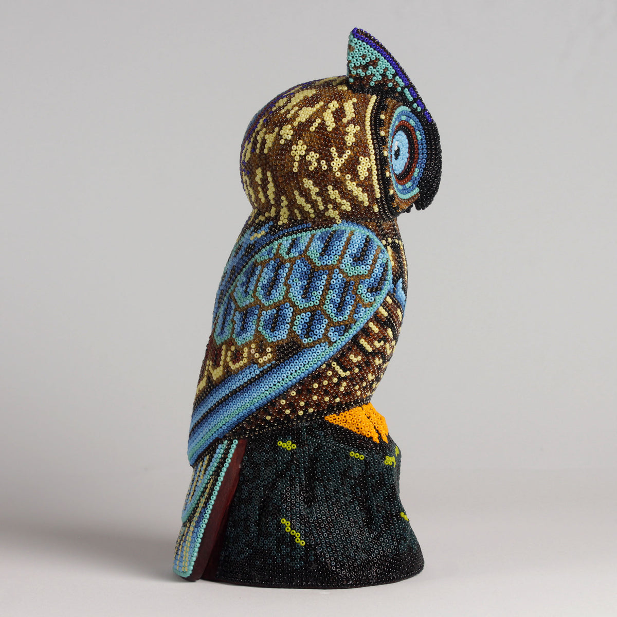 Escultura de Búho con Chaquira 25 cm – Ámbar y Azul Celeste