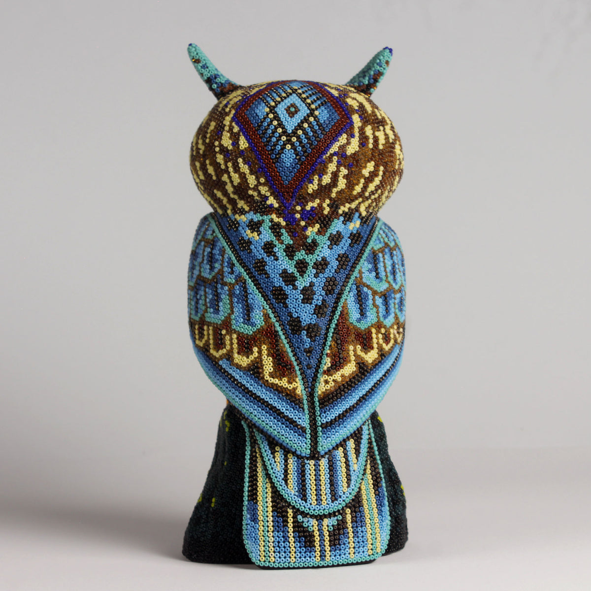 Escultura de Búho con Chaquira 25 cm – Ámbar y Azul Celeste