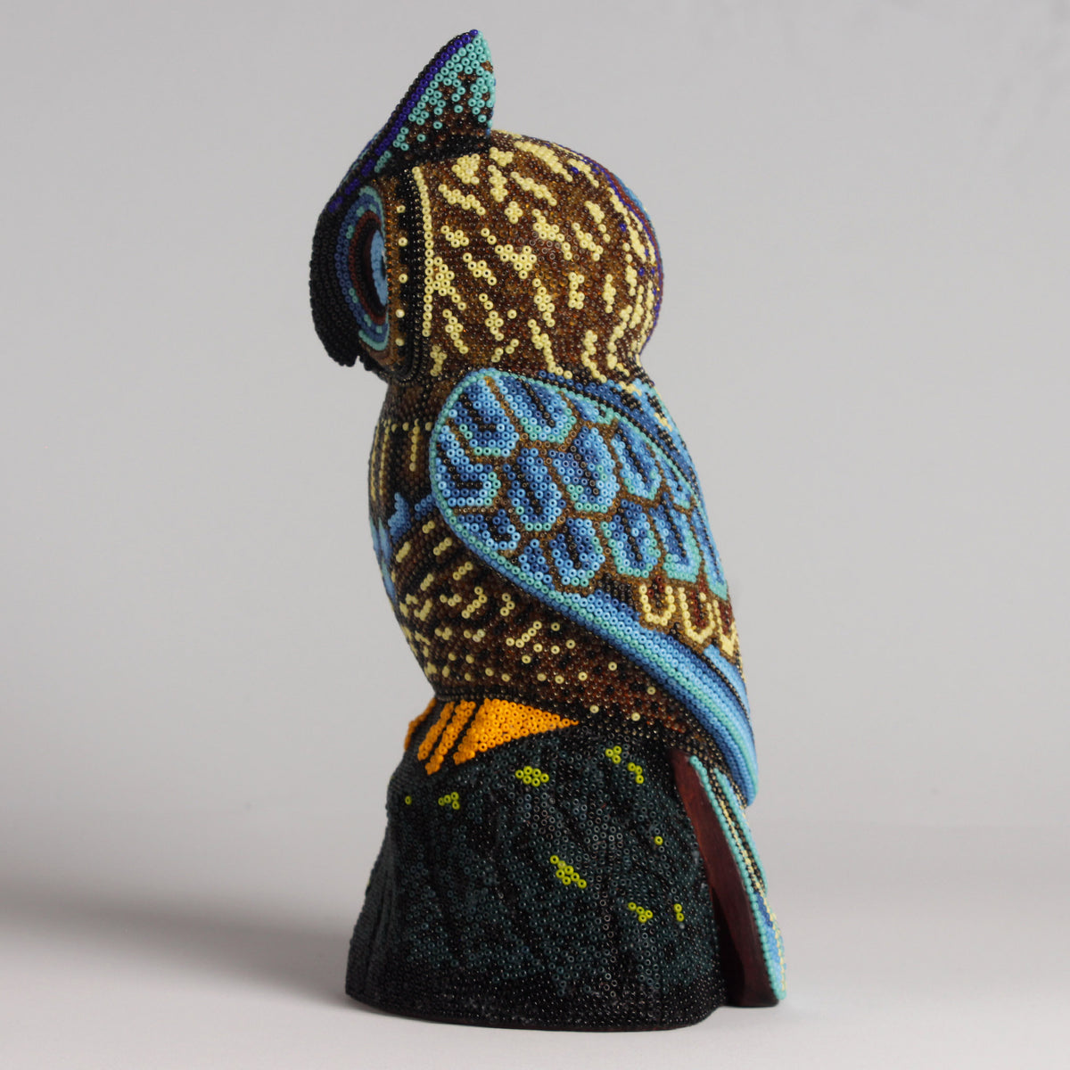 Escultura de Búho con Chaquira 25 cm – Ámbar y Azul Celeste