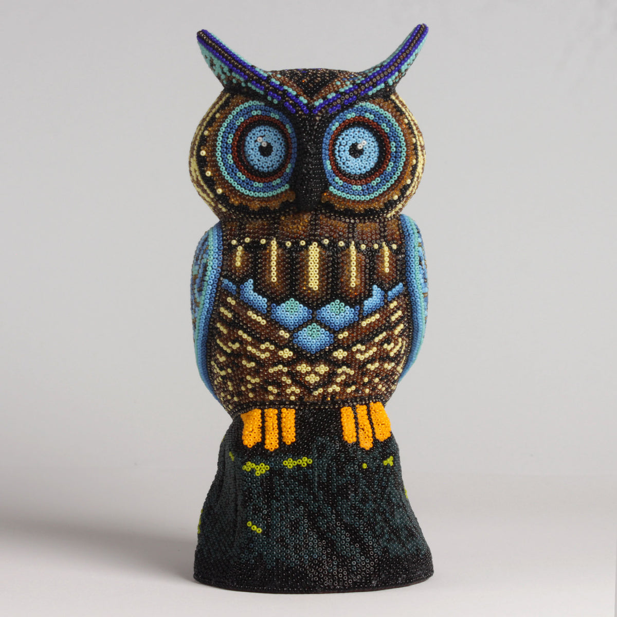Escultura de Búho con Chaquira 25 cm – Ámbar y Azul Celeste