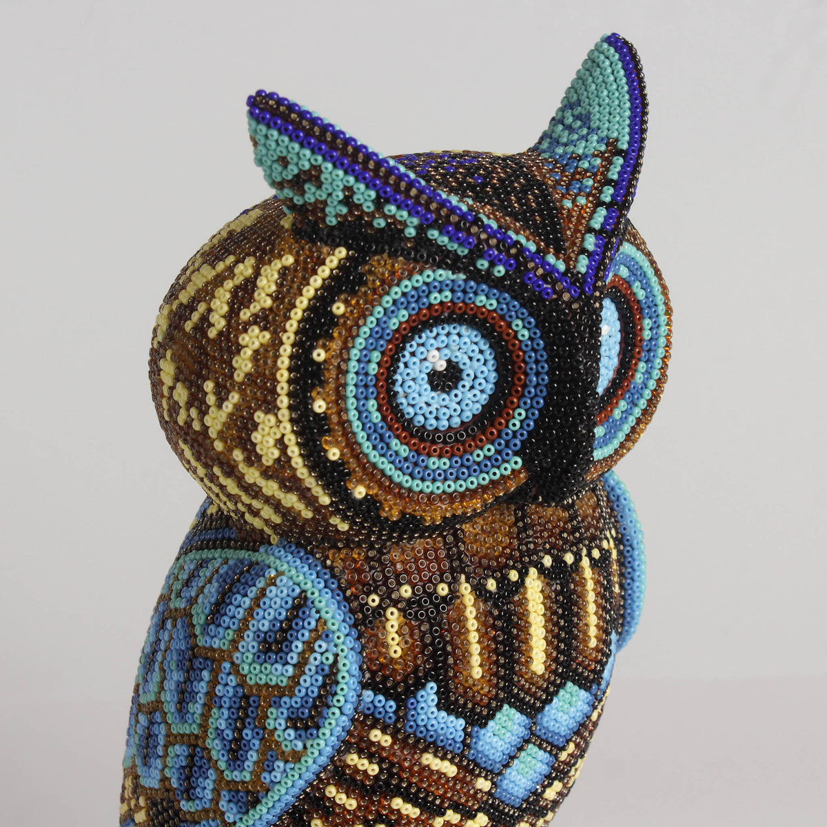 Escultura de Búho con Chaquira 25 cm – Ámbar y Azul Celeste