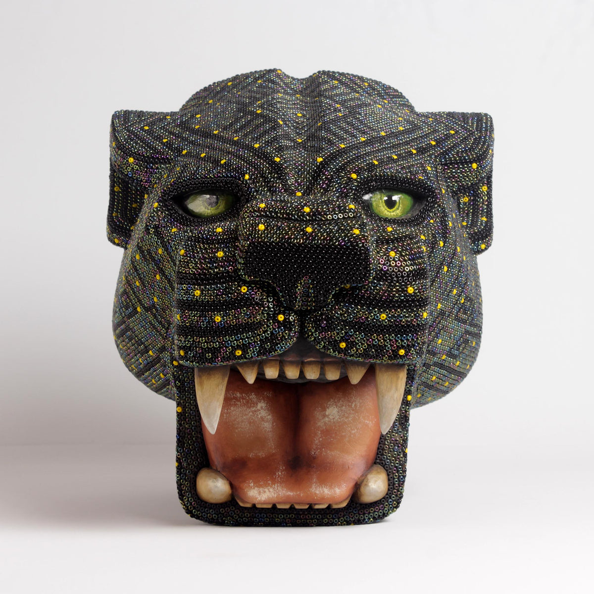 Escultura de Jaguar en Chaquira – Noche
